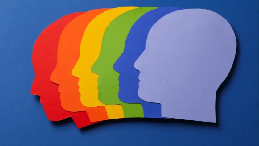 Wizualizacja strategii progressive profiling: zestaw nakładających się kolorowych profili ludzkich głów, ilustrujących stopniowe gromadzenie danych o kliencie w systemie marketing automation w celu poprawy konwersji.